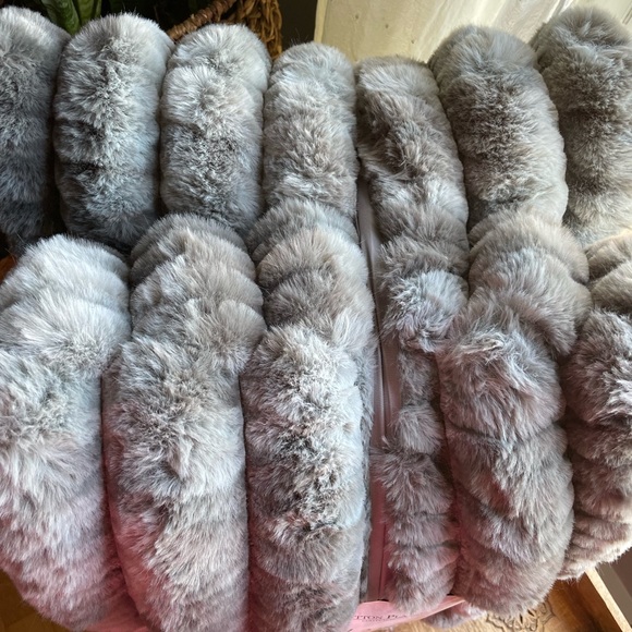 🎉HP🎉 Set of 2 Luxurious, plush faux fur accent pillows! Super soft & comfy! - Picture 10 of 13